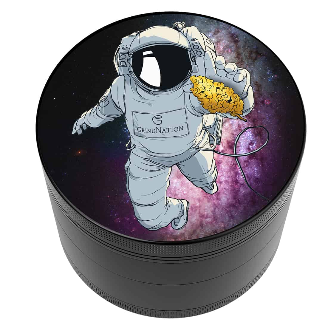 En astronautdragt pryder en menneskelig figur. Dragten er hovedsageligt hvid med sorte og grå detaljer. Hjelmen er rund med en reflekterende visir og en sort kant. På dragten er der flere lommer og en stor rygsekkepose, der har en glat overflade. Detaljer som knapper og mærker er synlige, hvilket tilføjer struktur og kompleksitet.