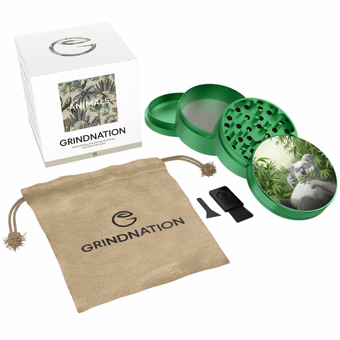 En rund, flad genstand præsenterer sig i en dyb grøn farve med en glat overflade. Centralt er der et detaljeret, trykt motiv af en koala, der sidder på en gren. Farverne i motivet spænder fra grå og brun til grøn, hvilket skaber en naturlig stemning. Kanterne er let afrundede, og materialet fremstår som plastisk.