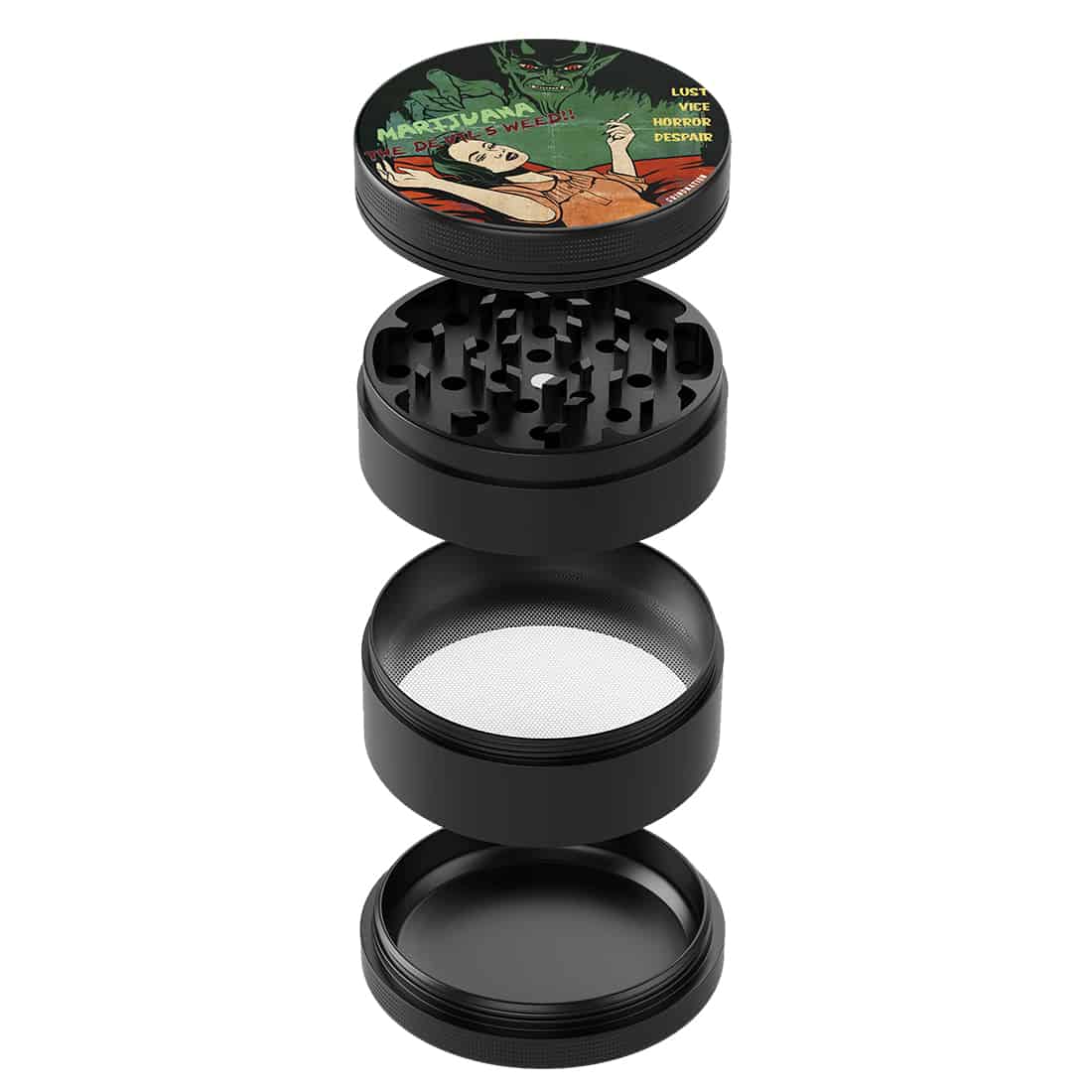 En mørk glasflaske med en slank, elegant form pryder midten af beskrivelsen. Flaskens etiket er domineret af en dyb grøn farve med gyldne og hvide detaljer. Teksten er i en stilfuld skrifttype, der fremhæver produktets navn. Korkproppen er synlig i toppen, og flaskens overflade har en glat finish, der reflekterer lys let.