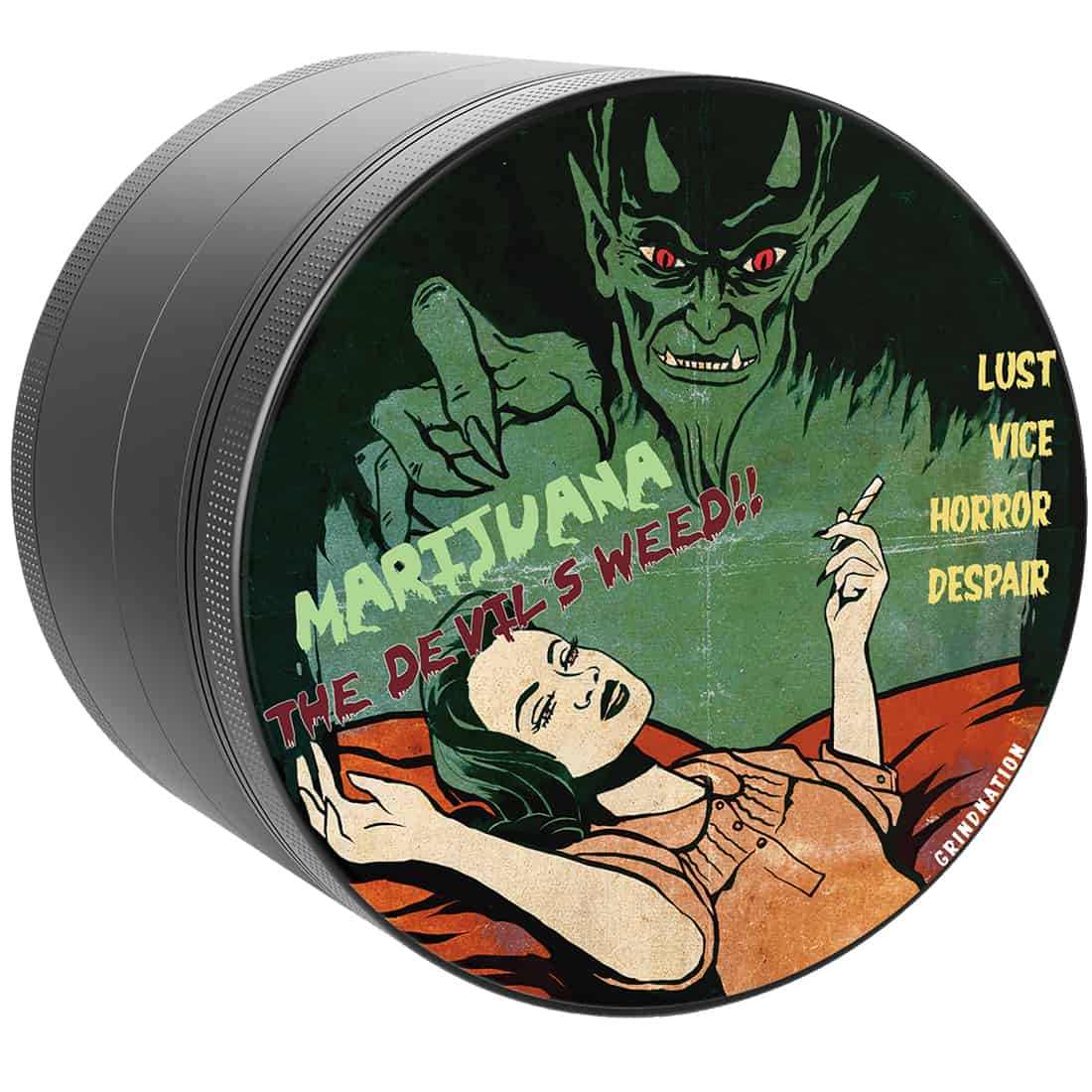 En mørk, rund flaske pryder midten med en mat overflade, der reflekterer lys svagt. Et enkelt, hvidt etikette pryder flaskens front med sort tekst og et grafisk element, der antyder et minimalistisk design. Flaskens hals er slank og afsluttes med en sort korkprop. Baggrunden er neutral, hvilket fremhæver flaskens form og farve.