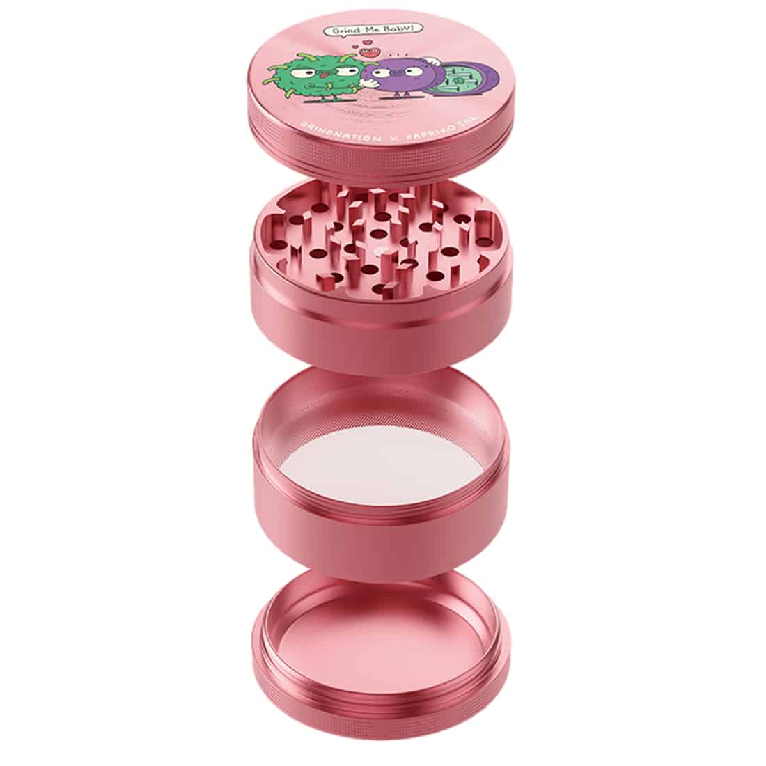 Grinderen fremstår i en cylindrisk form med en diameter på 63 mm. Den har en mat sort overflade, der giver en moderne og minimalistisk æstetik. Låget er forsynet med et fritstående håndtag, der har en glat, metalisk finish. Mønstret på siden er diskret og tilføjer en subtil tekstur, mens bunden viser perforeringer til ventilation.