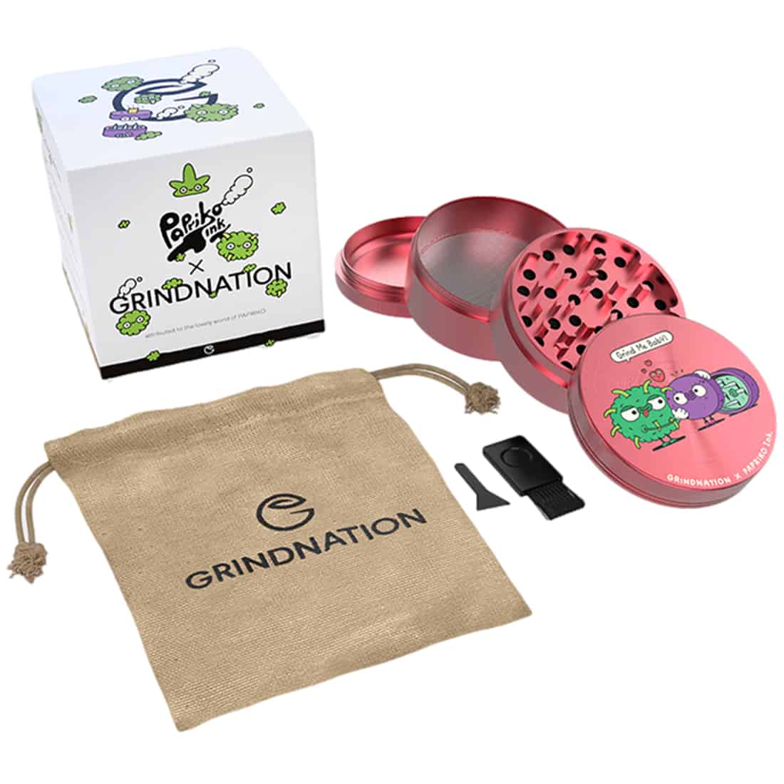 En metalgrinder med en diameter på 63 mm præsenterer sig med en mat sort overflade og et slankt, cylindrisk design. Den har et gearsystem med skarpe tænder indvendigt til at male krydderier. En rund, flad top med en let skrueåbning præger formen. Der ses et logo i relief, der tilføjer et subtilt visuelt element.