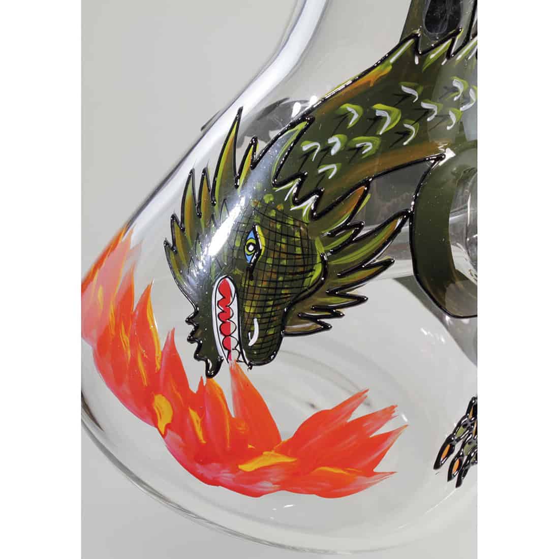 En håndmalet drage i nuancer af grøn, guld og sort pryder overfladen. Dragens krop er detaljeret med skæl, der fremhæves af gyldne accenter. Øjnene er intense og røde, mens vingerne strækker sig majestætisk. Den detaljerede tekstur giver en livagtig effekt, og en indviklet mønstring ses på både krop og vinger, som tilføjer dybde og karakter.