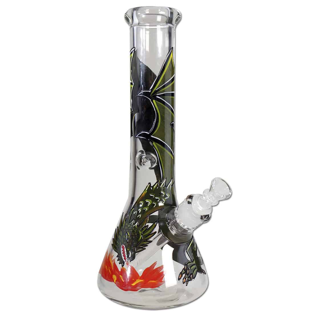 En detaljeret, håndmalet dragefigur pryder en flad overflade. Figuren har en dyb grøn og gylden farvepalet, med skarpe, ujævne kanter og skala-lignende mønstre. Øjnene er intense og fremtrædende, mens kløerne er skarpe og veldefinerede. Vingerne er store og strakte, hvilket tilføjer en dramatisk dimension til den samlede komposition.