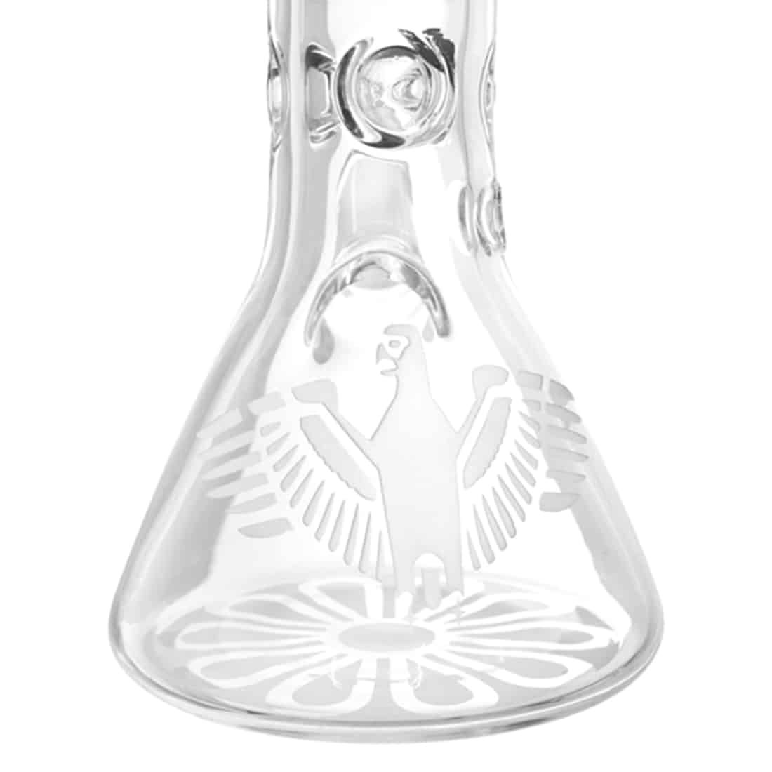 En skulptur af en mand i en aztek-inspireret stil præsenteres med detaljeret mønsterarbejde. Figuren har en rund hovedform, med dybe, indgraverede linjer, der danner ansigtstræk. Overfladen er i nuancer af grå og sort, hvilket skaber en kontrastfyldt tekstur. Skulpturen står på en lille, firkantet base, der stabiliserer den.