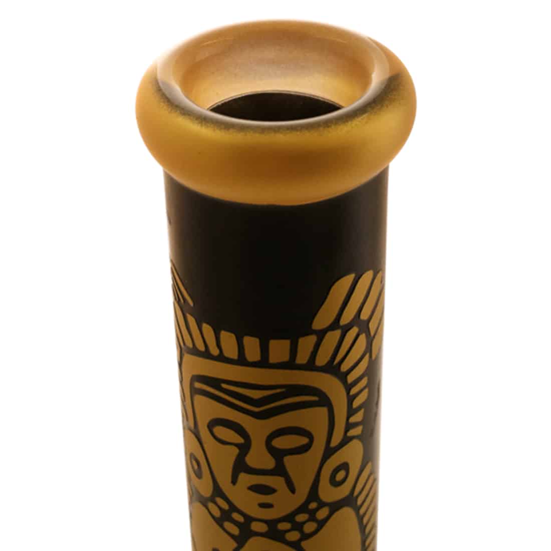 En skulptur i sort keramik præsenterer en figur med en detaljeret, aztec-inspireret mønster. Figuren har en karakteristisk form med en bred overkrop og en høj, spids hat. Mønstret inkluderer geometriske former og linjer, der skaber et dynamisk udtryk. Overfladen er glat med en let glans, hvilket fremhæver de indviklede detaljer i designet.