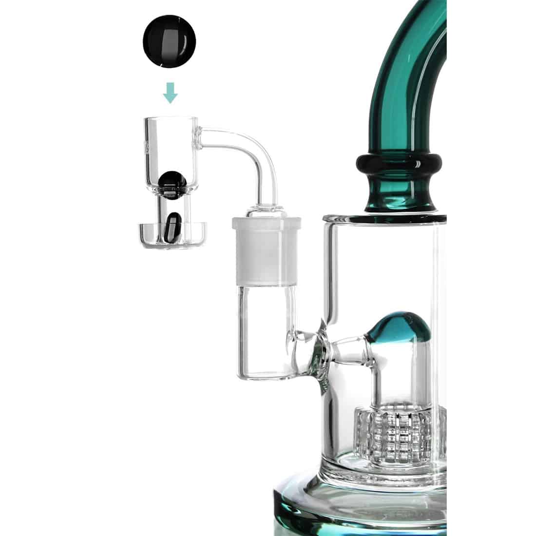 En sort dabbing bowl i borosilikatglas med en glat, blank overflade. Skålen har en rund form med en bred åbning og en slank, konisk bund. Den er udstyret med et SG 18 tilslutning, der sikrer stabilitet. Overfladen prydes af subtile refleksioner, og den sorte farve giver et elegant udtryk.