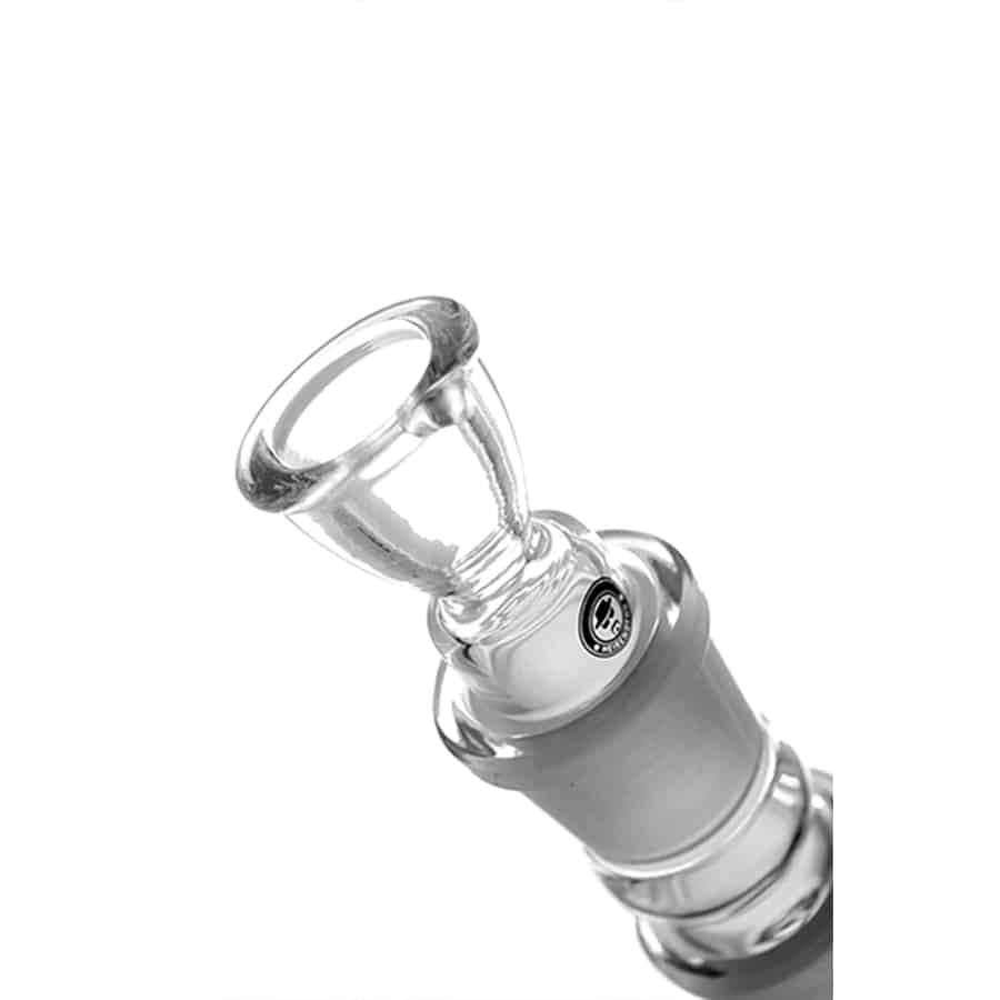 En stor, sort bazooka-formet enhed præsenterer sig med en glat overflade og skarpe kanter. Den har en tydelig, hvid tekst med "Heisenberg" skrevet i en dramatisk skrifttype. En rød detalje fremhæver en del af designet, og en grå, perforeret overflade giver tekstur til den nederste del. Enheden står stabilt på en flad overflade.