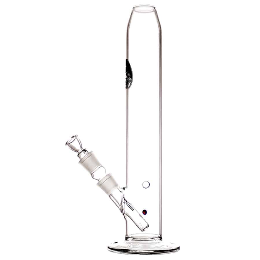 En stor, sort bazooka-lignende enhed med en blank overflade og en cylinderformet krop. Enheden har en tydelig, metallisk munding og et griptak, der er fremhævet af en sølvfarvet detalje. Øverst sidder en sort trykknap, omgivet af en let struktureret tekstur. Den samlede form er strømlinet med en futuristisk æstetik.