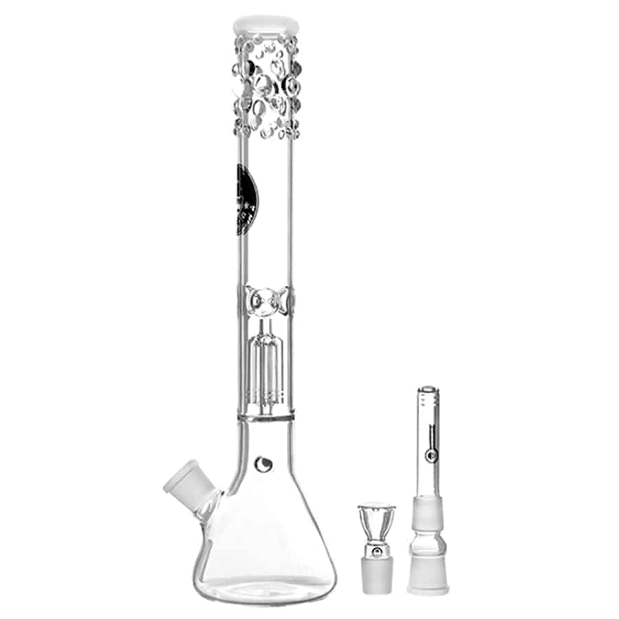 En stor, gennemsigtig beaker i klart glas præsenterer sig med en slank, cylindrisk form og en bred bund. Beakeren har en afrundet hals, der fører op til en smal åbning, hvor en lille skål er placeret. Denne skål indeholder en perkolator med flere bobler, der skaber en kompleks struktur. Overfladen skinner let, og der er ingen synlige ridser eller blemmer.