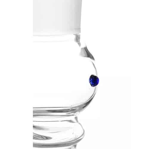 Glasobjektet har en klar, gennemsigtig overflade med en elegant form, der afsluttes i en bred åbning øverst. Det er udstyret med et indbygget kulfilter, der ses gennem en perforeret metalplade. En konisk bund sikrer stabilitet, mens en SG 18-fittingskabel sikrer forbindelse til andre enheder. Texturen er glat, og der er ingen synlige imperfektioner.