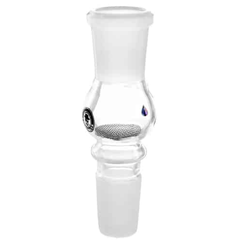 Et klart glasrør med en buet form og en smal hals er synligt. Røret har en tykkelse, der giver det en robust struktur. Nederst er der et kulfilter, der fremstår sort og porøst, hvilket indikerer en filtreringsfunktion. Røret er forsynet med en SG 18 tilslutning, som er standardiseret i størrelse. Refleksioner fra overfladen tilføjer dybde til objektet.