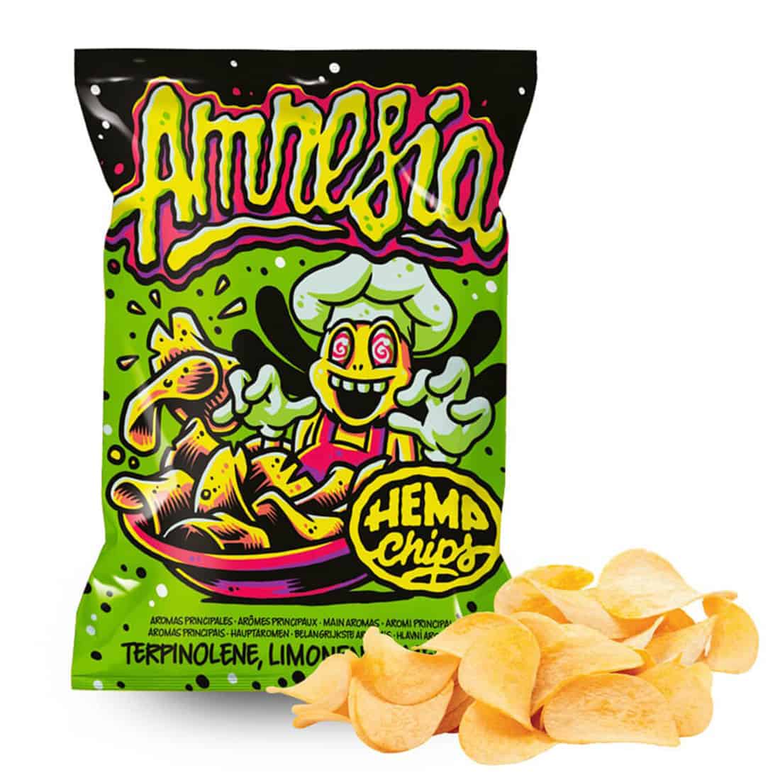 Hampchips præsenterer sig i en rustik, gyldenbrun farve med en let sprød tekstur. Chipsene er uregelmæssigt formede med synlige grønne og brune nuancer fra hampen. Overfladen har små luftbobler og en let glans, der indikerer en fedtholdig coating. Ingen synlige tekst eller symboler pryder chipsene, som ligger spredt på en hvid overflade.