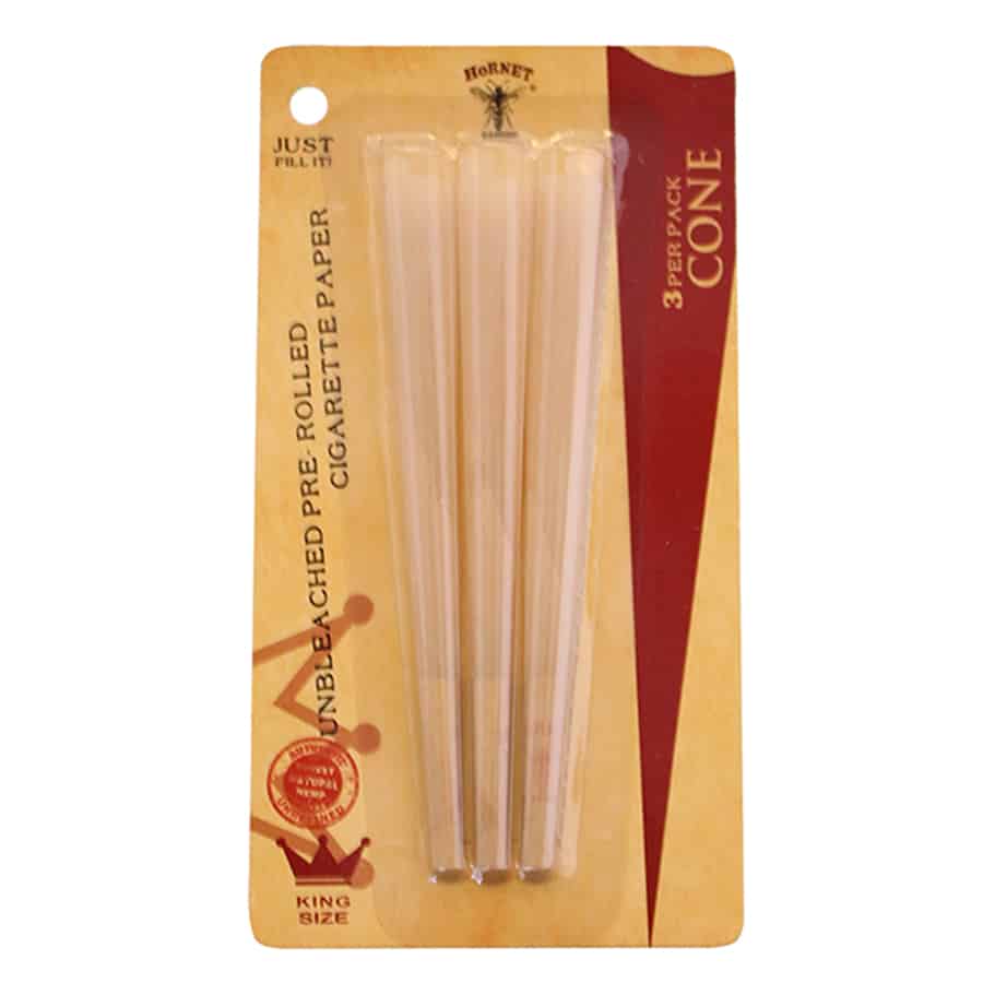 Tre hornformede papircones præsenteres i en lys beige farve med en glat overflade. Hver cone har en spids top og en bredere bund, der skaber en konisk form. De er placeret ved siden af hinanden med en let skrå vinkel, og teksturen fremstår ensartet. Der er ingen synlige mønstre eller designs på overfladen.