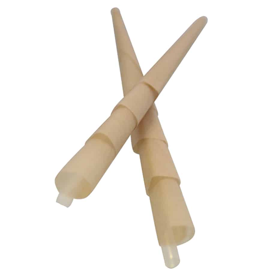 En pakke med 40 koniske papirrør præsenteres i en rektangulær, gennemsigtig emballage. Rørene er hvide med en glat overflade og har en let bølget form, der peger opad. Emballagen har en sort etiket med hvid tekst, der angiver produktets navn og antal. Baggrunden er neutral, hvilket fremhæver produktets detaljer.