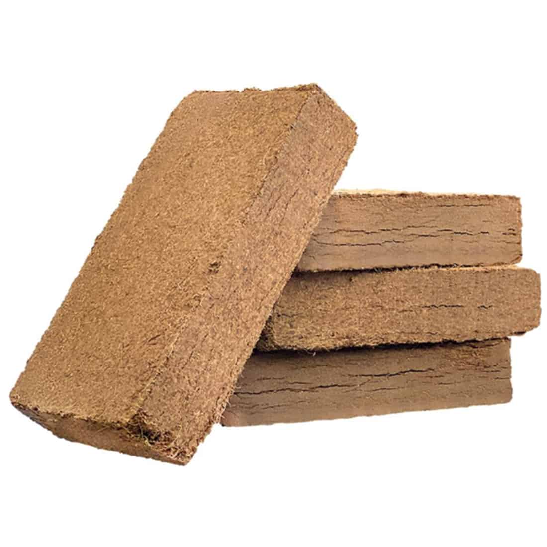 En komprimeret kokosbrik i en rektangulær form, der måler cirka 8 liter. Overfladen har en grov tekstur med tydelige fibre og små klumper. Farven er en dyb brun nuance, som indikerer dens naturlige oprindelse. Brikken er pakket i plast, der er let gennemsigtig, og kan ses i en neutral, hvid baggrund.