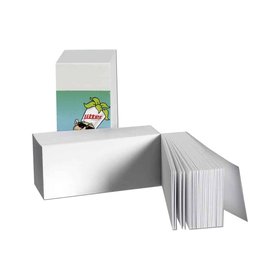 Jilter filtertips præsenterer en cylindrisk form med en glat overflade. Farven er primært hvid med et subtilt, lysere mønster, der tilføjer tekstur. Den ene ende er åbent, mens den anden er lukket med en let buet afslutning. Elementet er udstyret med små perforeringer, der giver et ensartet udseende og funktionel struktur.