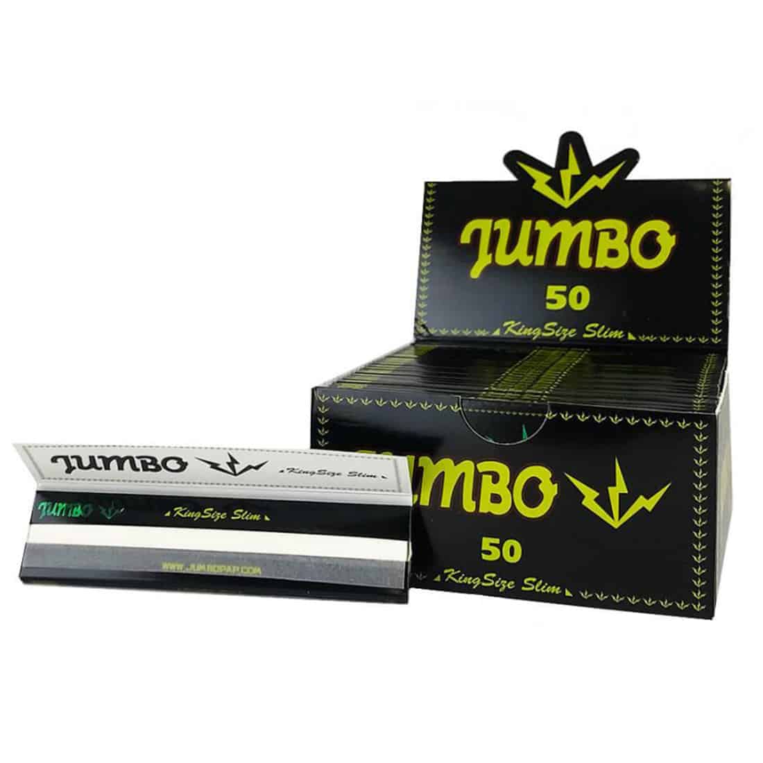 Et sort, slankt tobaksprodukt præsenteret i en lang, smal pakke. Overfladen er glat og mat, med en tydelig hvid tekst, der angiver produktets navn. Kanten af pakken har en skarp, geometrisk form, mens den samlede struktur er rektangulær. Det sorte materiale giver en elegant fremtoning, og der er ingen synlige dekorative elementer.