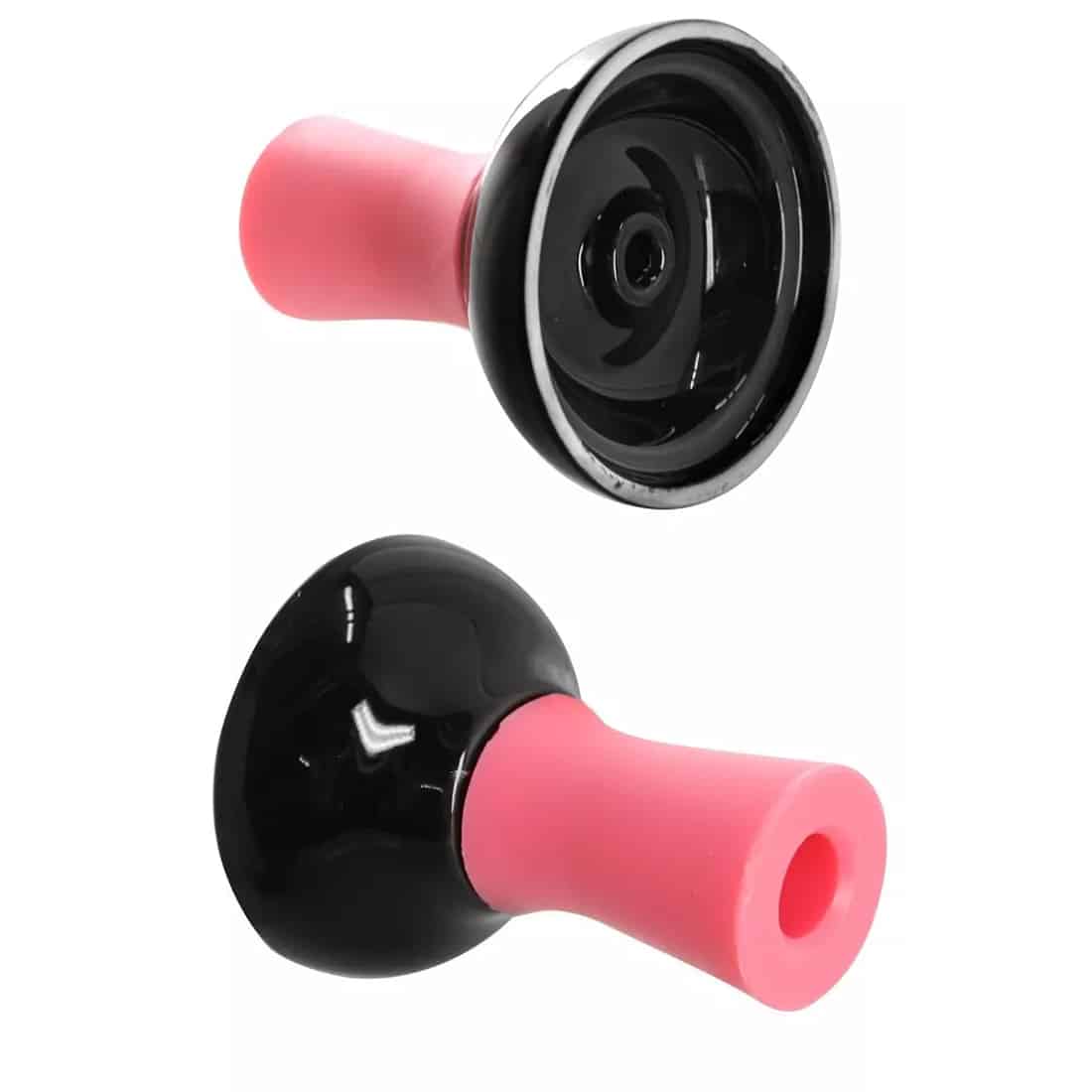 En rosa vase i glas pryder en hvid overflade. Vasen har en elegant, slank form med en bredere bund, der smalner ind mod toppen. Overfladen er glat med en let gennemsigtig effekt, der tillader lys at spille gennem glasset. Den runde åbning på toppen er bred nok til at rumme blomster, hvilket skaber en harmonisk og dekorativ effekt.