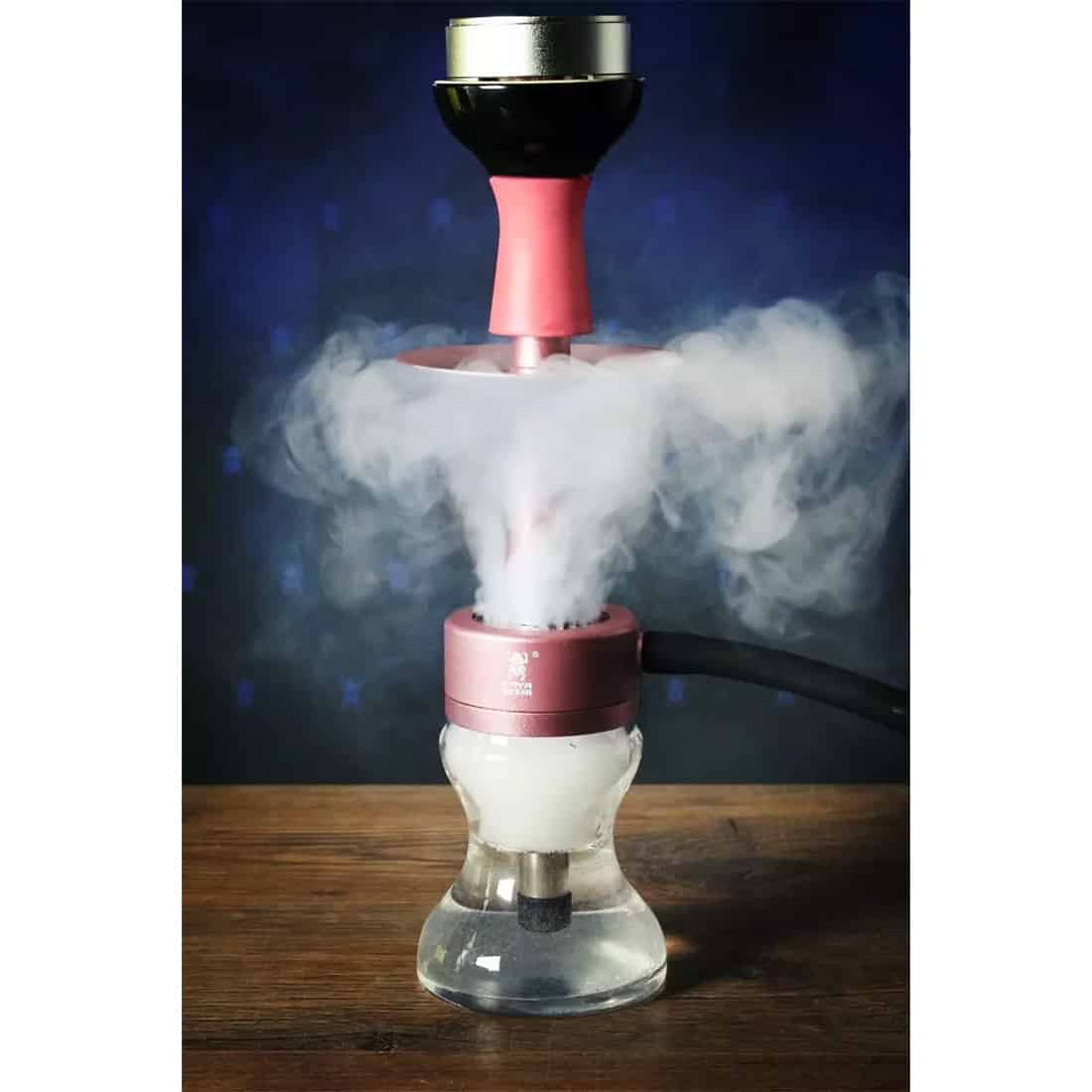 En lyserød vase i keramisk materiale med en glat, skinnende overflade. Vasen har en elegant, buet form og en bred åbning øverst, der smalner ind mod bunden. Den er prydet med fine, indgraverede mønstre, der tilføjer tekstur og dybde. Farven varierer let i nuancer, hvilket giver en subtil, men livlig karakter.