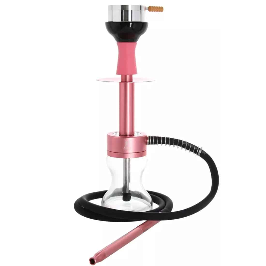 En elegant vase i klart glas med en cylinderform. Den har en glat overflade og en let krumning mod toppen, som skaber en blød silhuet. Vasen er fyldt med en stor buket af lyserøde roser, der har velplejede blade og en dyb grøn farve. Blomsterne har åbne kronblade og varierer i nuancer, hvilket tilføjer dybde til arrangementet.