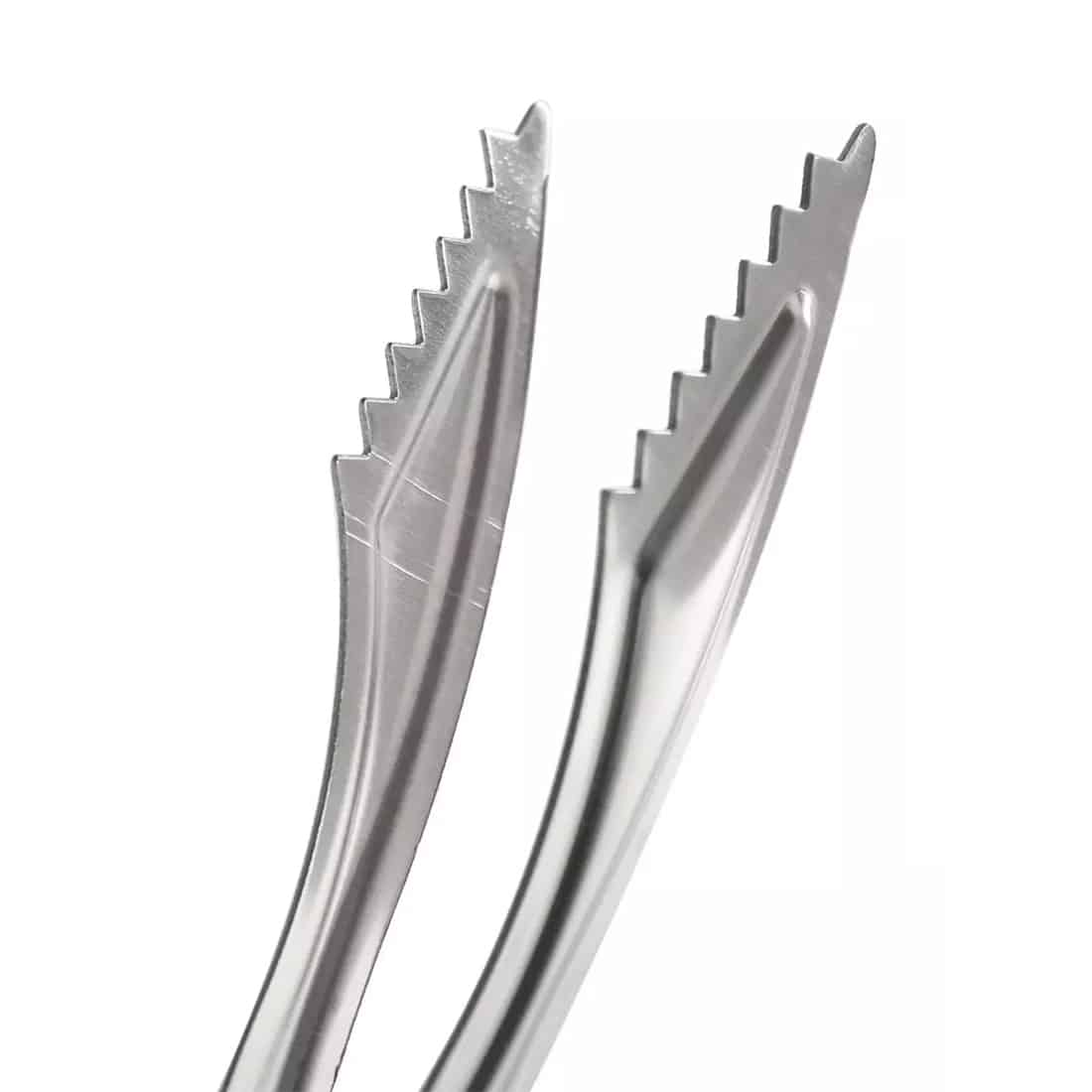 Kaya kul-tang i rustfrit stål præsenterer en skinnende, glat overflade med en silhuet, der afslører en buet form og en spids ende. Håndtaget er ergonomisk med en matte finish, der giver et godt greb. Tangens længde er 16 cm, og den har en solid konstruktion, der indikerer holdbarhed og funktionalitet i designet.