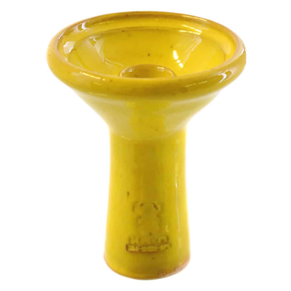 Kaya shisha i dyb ler med en glaseret overflade i en klar gul farve. Skålen har en rund form med en let udvidelse mod toppen og en flad bund. Den blanke glasur skaber en glat tekstur, mens den dybe lerfarve fremhæver materialets naturlige egenskaber. Der ses ingen synlige knapper eller symboler, kun en ensartet farve.