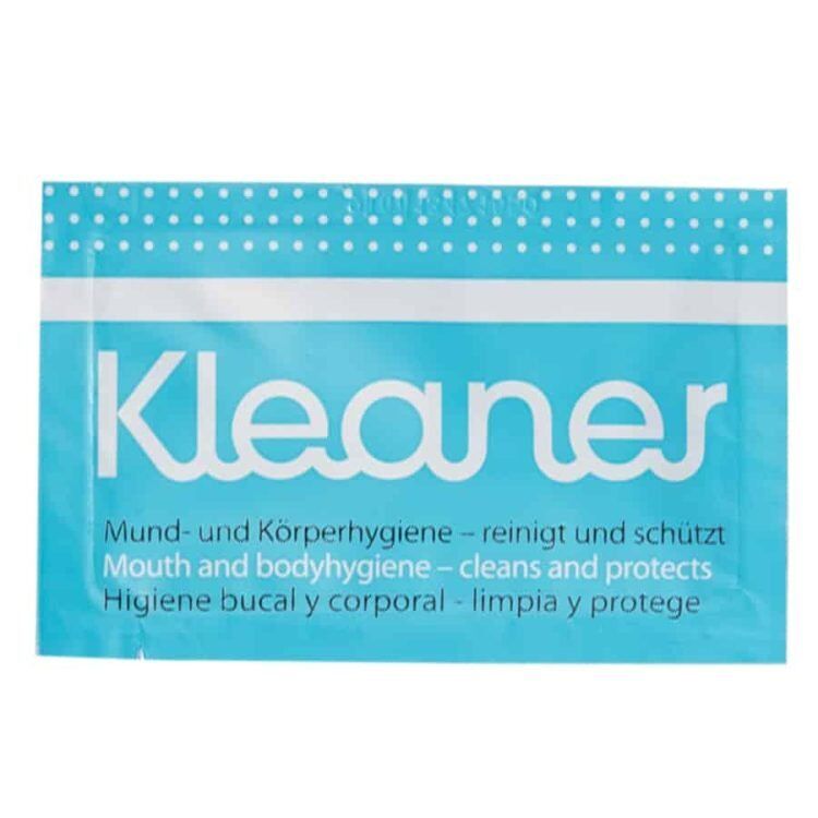 En lille, klar plastflaske med en hvid skruelåg, indeholdende en gennemsigtig væske. Flaskens label er hvid med blå og grøn tekst, der angiver produktnavn og brugsanvisning. Flasken har en slank, cylindrisk form, og der er en lille åbning i låget til dosering. Et enkelt, minimalistisk design præsenterer produktet på en ren og enkel måde.