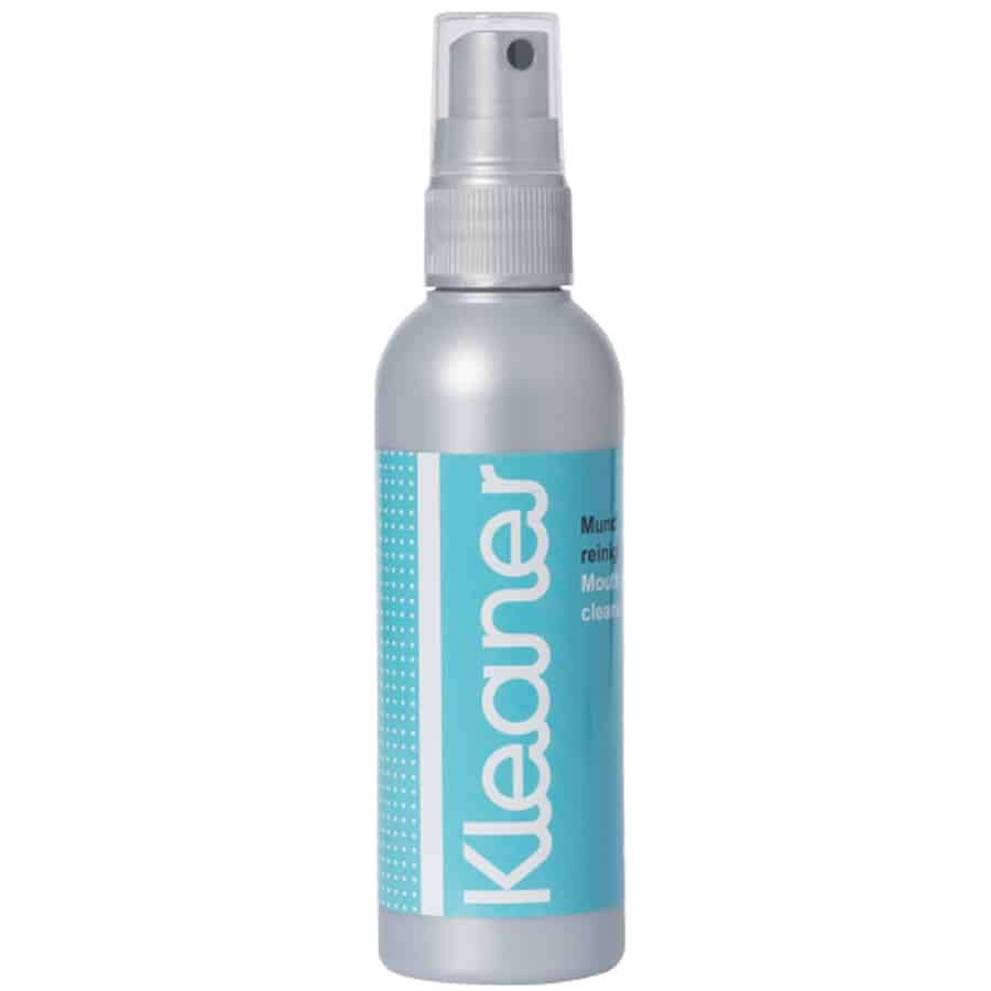 En gennemsigtig sprayflaske med en hvid spraydyse fremstår i midten. Flasken er fyldt med en klar væske, og etiketten prydes af en grøn og grå farveskala med tekst i sort og hvid. Flaskens form er slank og cylindrisk, og dets låg er skrue-lukket. Et simpelt design fremhæver produktets funktionalitet.