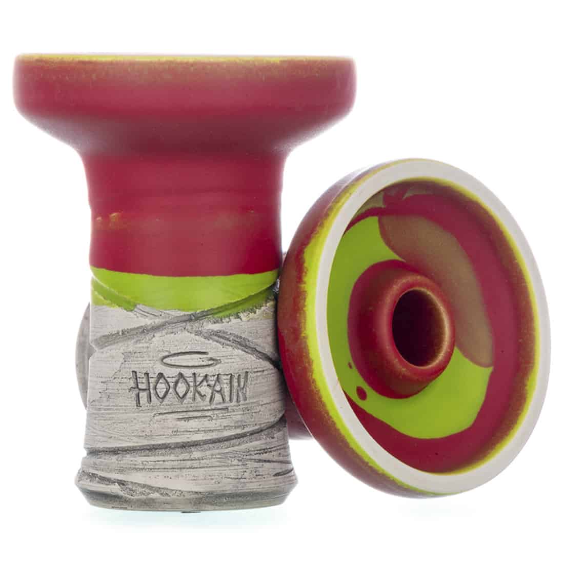 En keramisk vandpibe skål i en dyb rød og lilla nuancer pryder overfladen. Den har en bred, flad bund og en smalere åbning øverst, hvilket giver en elegant form. Skålen er dekoreret med et intrikat mønster af gyldne linjer og detaljer, der fremhæver den glossy finish. Materialet fremstår glat med en let refleksion af lys.