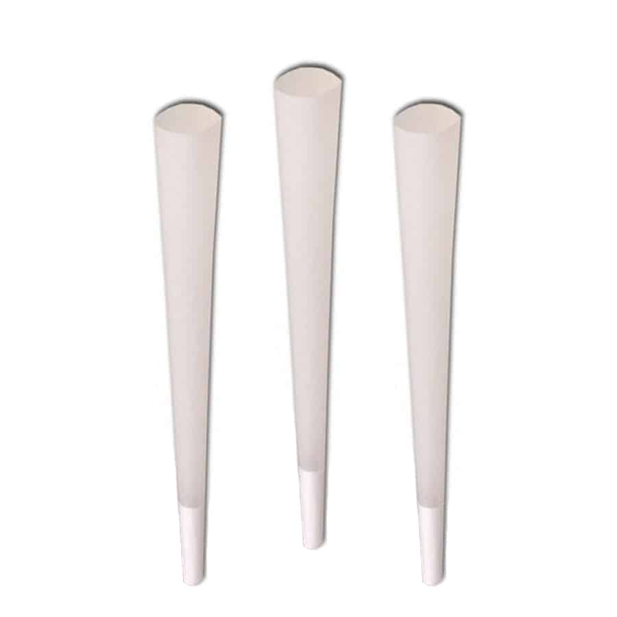 Tre koniske objekter præsenteres i forskellige farver: en lys grøn, en dyb blå og en varm rød. Hver kegle har en glat overflade, som reflekterer lys og skaber bløde skygger. De står stabilt på en flad, neutral baggrund. Keglerne har ensartede, præcise former og er placeret med en vis afstand imellem, hvilket giver en harmonisk komposition.