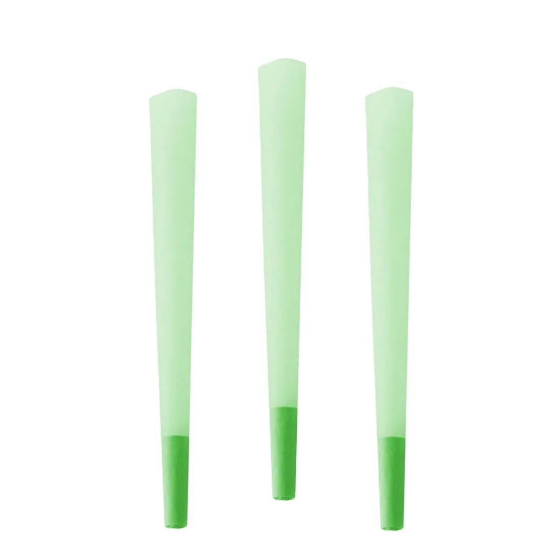 Tre grønne kegler i forskellige størrelser står tæt sammen. De har en glat, skinnende overflade, der reflekterer lys. Farven varierer fra en lys, næsten limegrøn til en dybere, mere mættet grøn. Keglerne har en konisk form med en bredere bund og en spids top, hvilket giver dem et dynamisk udtryk.