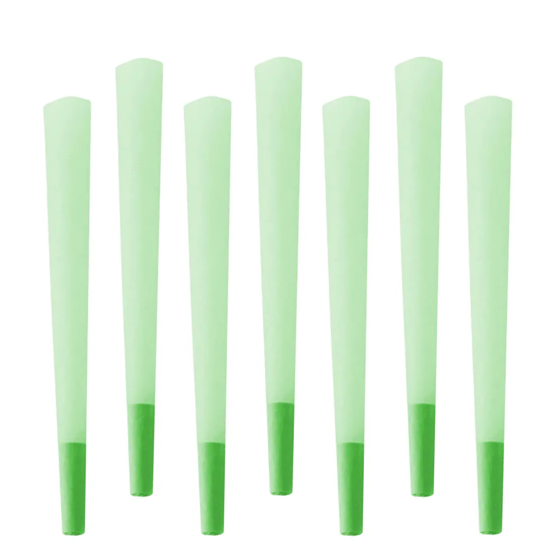 Syv løse grønne kegler er arrangeret i en uregelmæssig formation. Keglerne har en glat, mat overflade og er fremstillet af et fleksibelt materiale, der giver en blød struktur. Farven er en ensartet, dyb grøn, der skaber en naturlig og jordnær æstetik. Hver kegle har en konisk form med en spids top og en bredere bund.