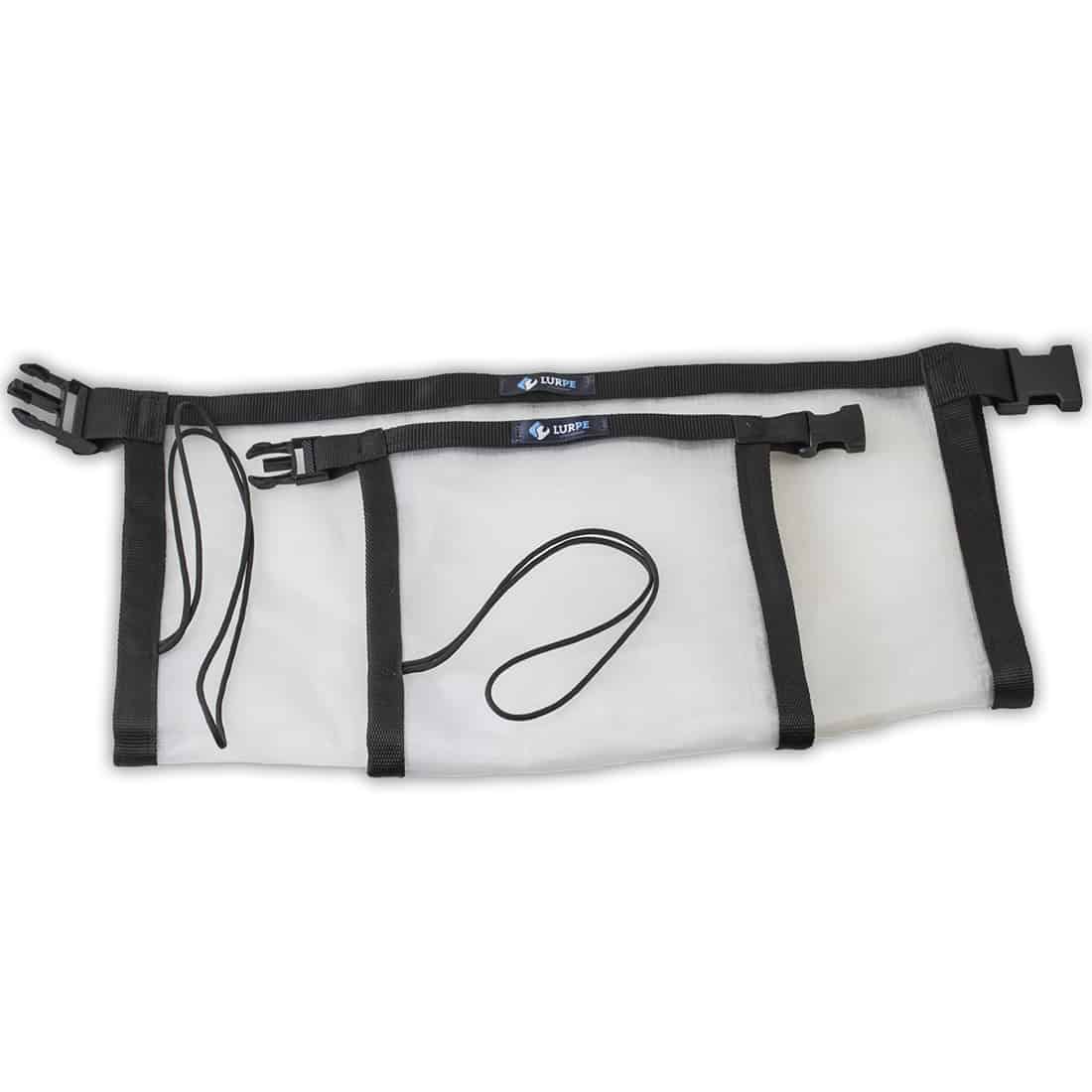 En tepose i en klar, plastisk emballage præsenteres med en hvid baggrund. Posens overflade er dækket af et grønt og gult mønster, der minder om naturlige blade. En snor hænger fra posen, afsluttet med en lille papirkort, der bærer en simpel, sort tekst. Den samlede struktur har en glat og let gennemsigtig tekstur, hvilket giver en moderne fremtoning.