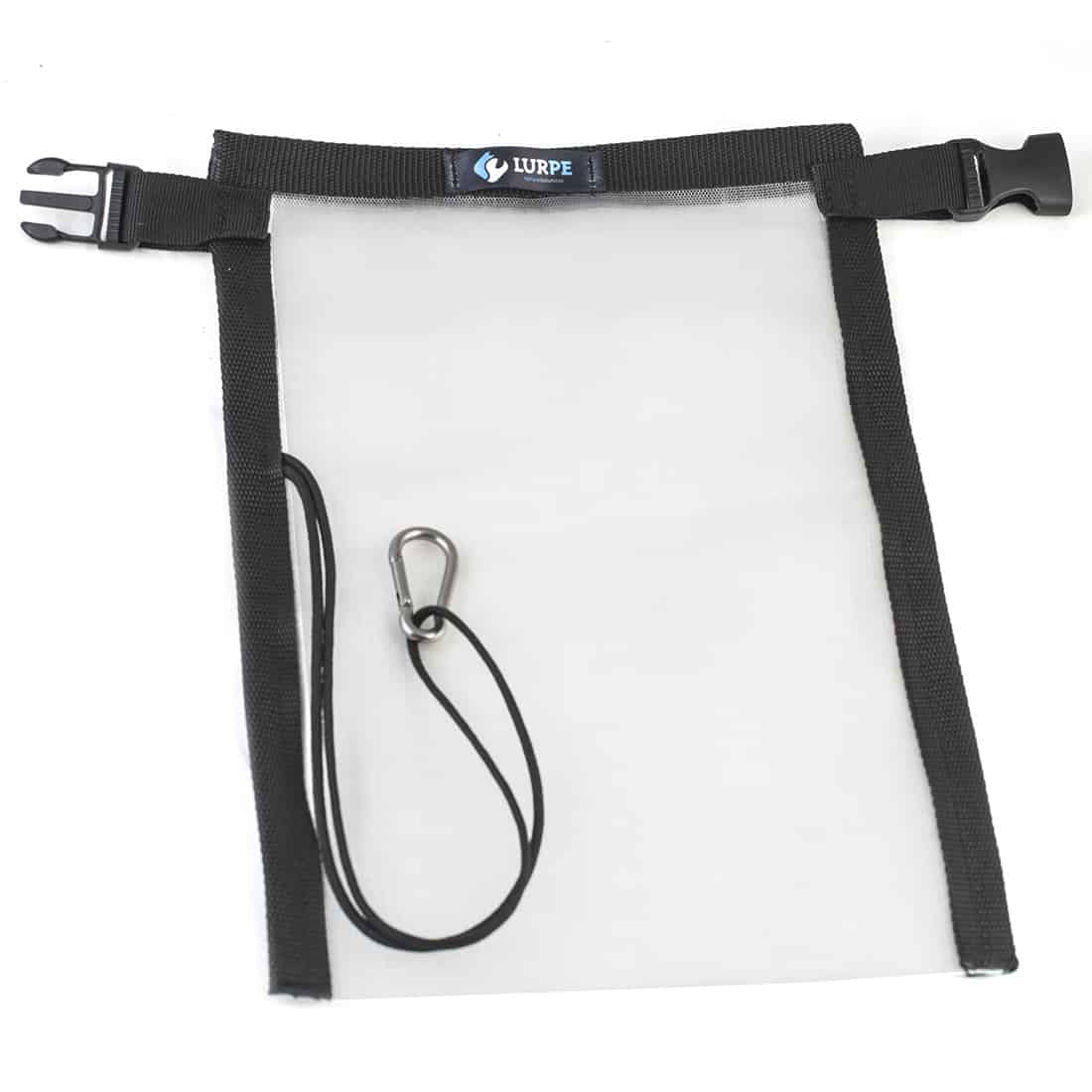 En tepose i en dyb grøn farve pryder midten af kompositionen, med en hvid snor hængende ned fra toppen. Posen har et glat, mat udseende, og er lukket med en fin, hvid søm. Baggrunden er lys og neutral, hvilket fremhæver teposens struktur og farve. En lille, sort tekst findes på posen, angivet i et enkelt skrifttype.