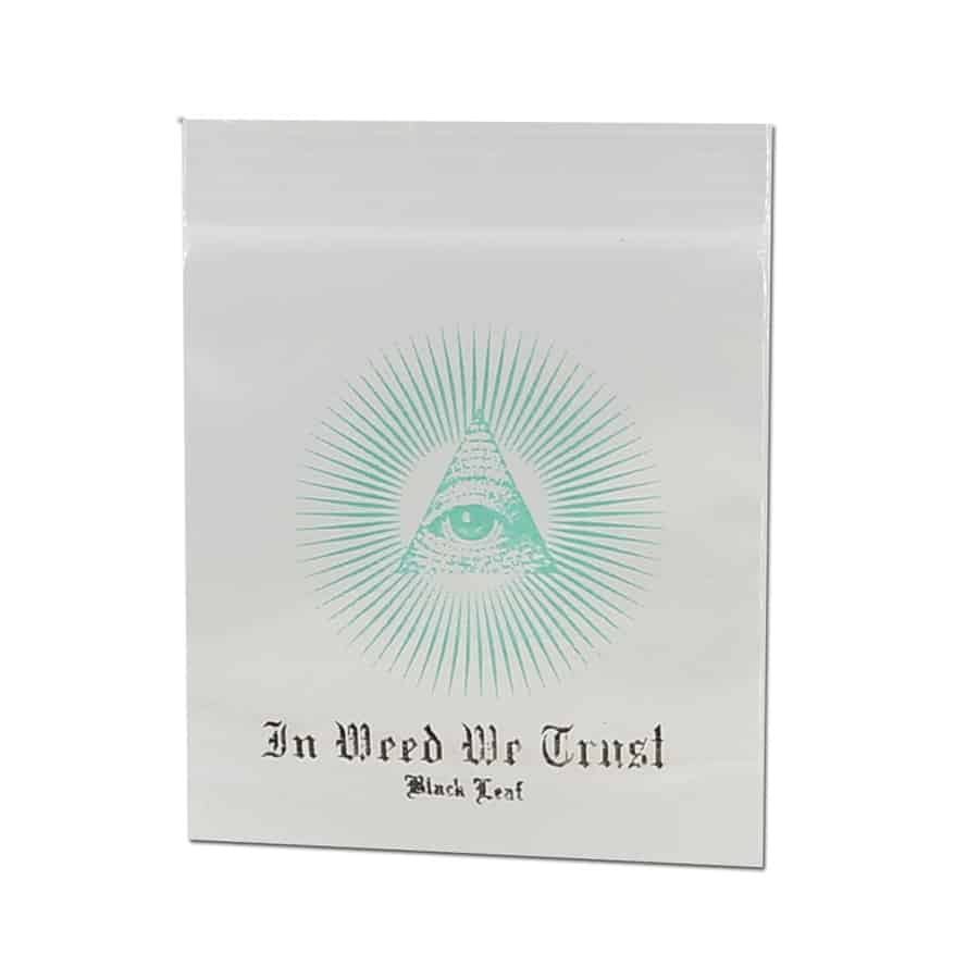 Lynlåsposer i sort med et diskret bladmotiv prydet med teksten "In Weed We Trust". Poserne måler 35 x 35 mm og er fremstillet af gennemsigtigt plastmateriale, som sikrer synlighed af indholdet. Motivet er trykt i en lys farve, der står i kontrast til den mørke baggrund, hvilket skaber en elegant og stilfuld fremtoning.