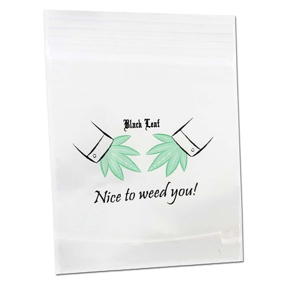 Sort lynlåspose med et grønt bladmønster, prydet med teksten "Nice to weed you" i hvid skrift. Posen måler 40 x 60 mm og er fremstillet af plastmateriale med en glat overflade. Lynlåsen er placeret øverst, hvilket sikrer en tæt lukning. Mønstret har en naturlig, organisk form, der skaber kontrast til den sorte baggrund.