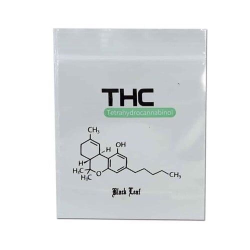 Lynlåspose i sort med et bladmønster prydende forsiden. Mønstret består af detaljerede blade i forskellige nuancer af grønt, der står i kontrast til den mørke baggrund. Posen måler 35 x 35 mm og er fremstillet af transparent plast, hvilket gør indholdet synligt. Lynlåsen øverst sikrer, at posen kan lukkes tætsluttende.