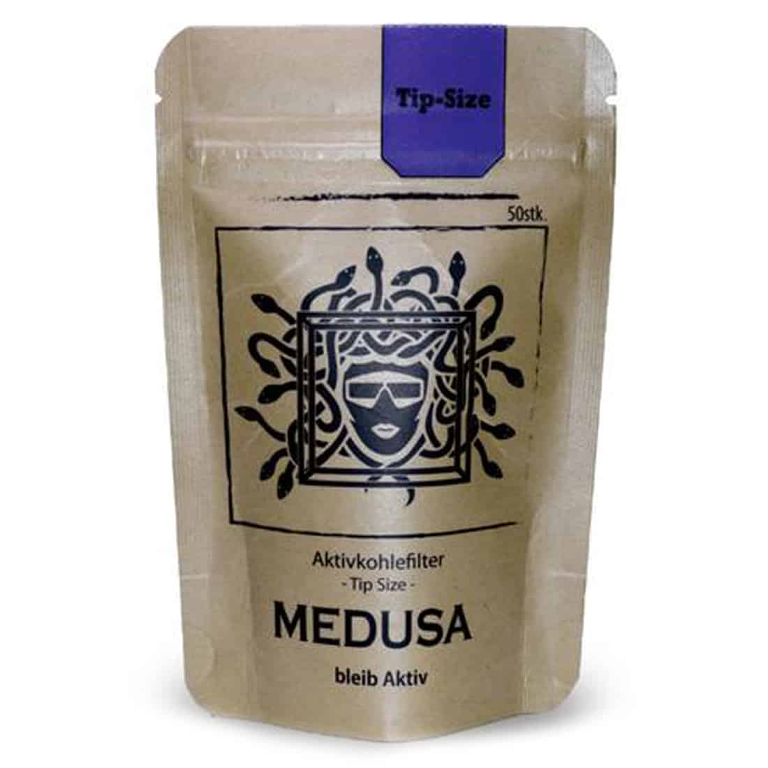 Aktivt kul filtertips præsenteres i en pakke, hvor 50 stykker er tydeligt synlige. Hver tip har en cylindrisk form, der er sort med en glat overflade og en fin tekstur. Pakken er i en gennemsigtig plast, hvilket gør det muligt at se indholdet. Der er tekst og symboler på emballagen, der angiver produktinformation.