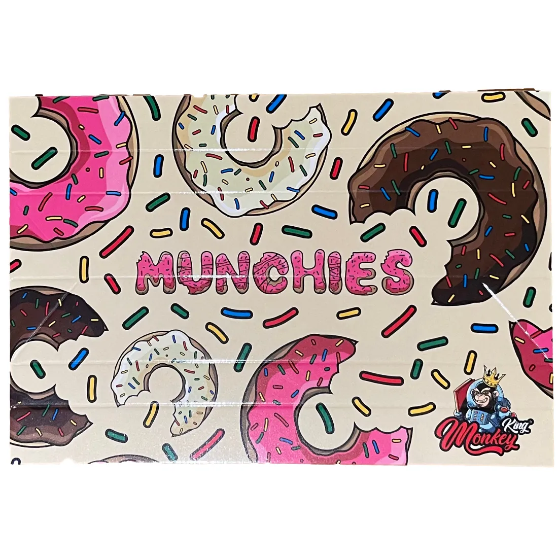 En rektangulær mixerbakke med en lys, glat overflade dominerer, prydet med et farverigt, cartoon-lignende design af en abe. Aben er afbildet med store øjne og et bredt smil, omgivet af forskellige snacks som chips og slik. Bakken har afrundede hjørner og en let hævet kant, hvilket tilføjer funktionalitet til det legende udtryk.