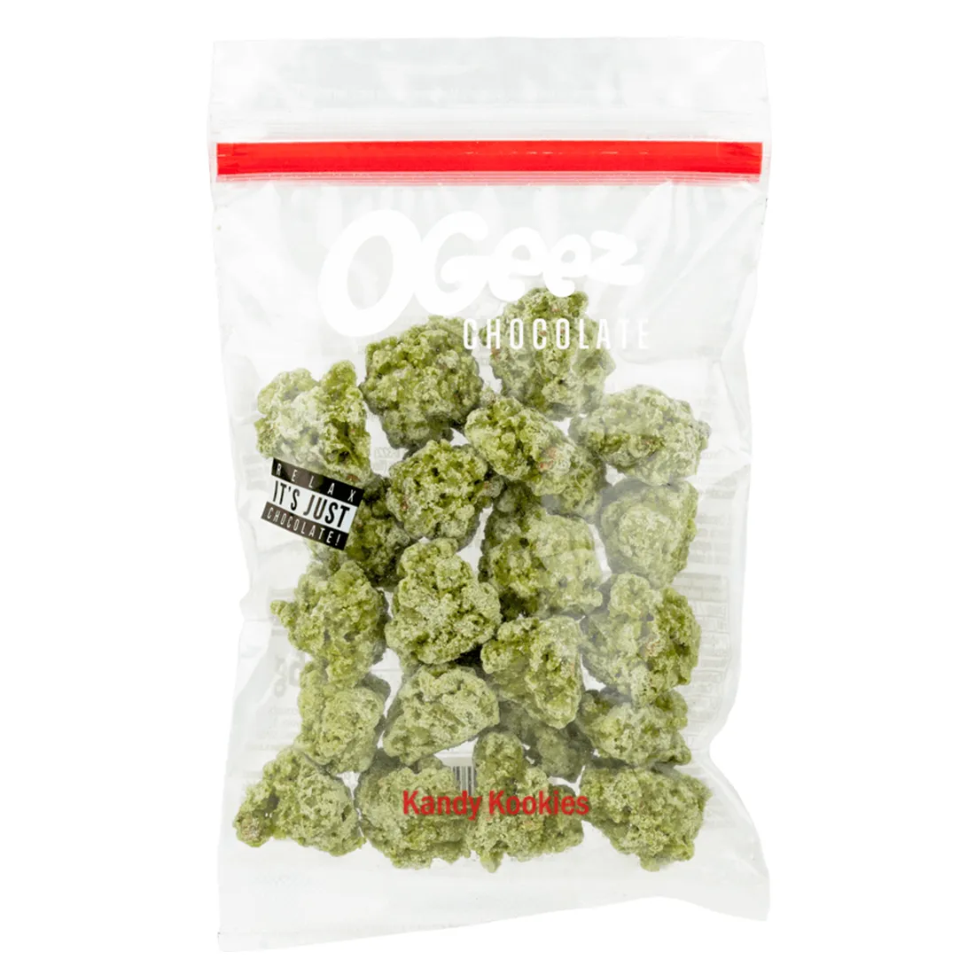 En gennemsigtig pose indeholder små, farverige slikstykker i forskellige former. Slikstykkerne har glinsende overflader og varierer i nuancer af blå, rød, grøn og gul. Posen har en sort baggrund med hvid tekst, der angiver produktnavnet. Øverste del af posen er lukket med en klips, mens bunden er flad for stabilitet.