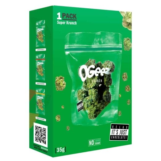 En pakke med snacks præsenterer sig i en rektangulær form med en glat overflade. Forsiden er domineret af en farverig grafik med en gul baggrund og illustrationsdetaljer i grønne og røde nuancer. Teksten er trykt i tydelige, store bogstaver, der angiver produktets navn. Nederst er der en gennemsigtig sektion, der afslører indholdet af små, sprøde snacks.