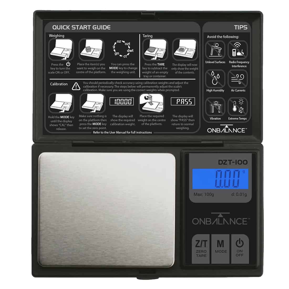 En rund, flad vægt med en sort overflade prydet med en hvid skala. Skalaen viser tal fra 0 til 100 gram, markeret med sorte streger og tal. Vægten har en lille, central pegermarkør, der indikerer vægten. Materialet ser glat og holdbart ud, mens bunden har en let struktureret overflade for stabilitet.