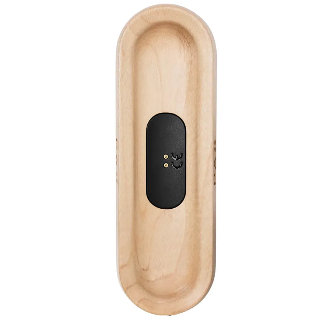 Et bord med en rektangulær bordplade i lys ahorn, der har en glat, poleret overflade. Bordet har fire solide ben, der er let skrånende og af samme materiale som bordpladen. Der er indbygget en ladestation med et fladt, sort panel, der indeholder flere USB-porte og stik. Kanten er let afrundet, hvilket giver et blødt udtryk.