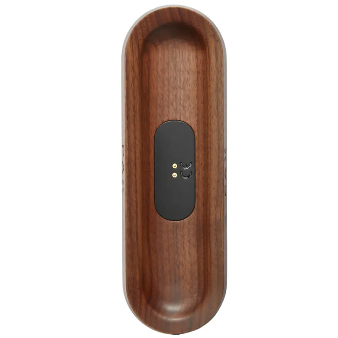 Et bord med en rektangulær form, fremstillet af valnøddetræ, præsenterer en rig, mørkebrun farve med synlige åretegninger. Overfladen er glat og poleret, hvilket giver en elegant finish. Bordet har indbyggede opladningspunkter, der er diskret placeret. Kanten er let afrundet, hvilket tilføjer blødhed til det moderne design. Fødderne er solide og stabile.