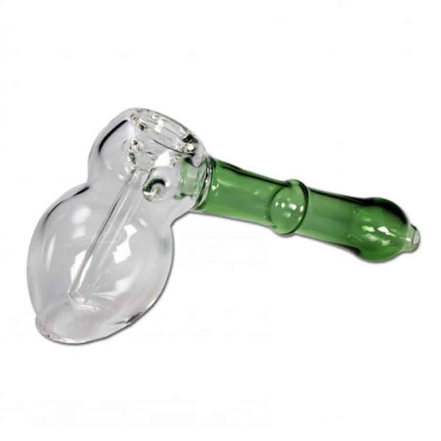 En pibe i en dyb grøn farve præsenterer sig med en glat, blank overflade. Den har en karakteristisk, buet form og en bred skål i den ene ende. En metallisk hammer af sølvfarvet materiale ligger ved siden af, med en ru overflade og en flad hoveddel. Elementerne er arrangeret på en lys overflade, der skaber kontrast til farverne.