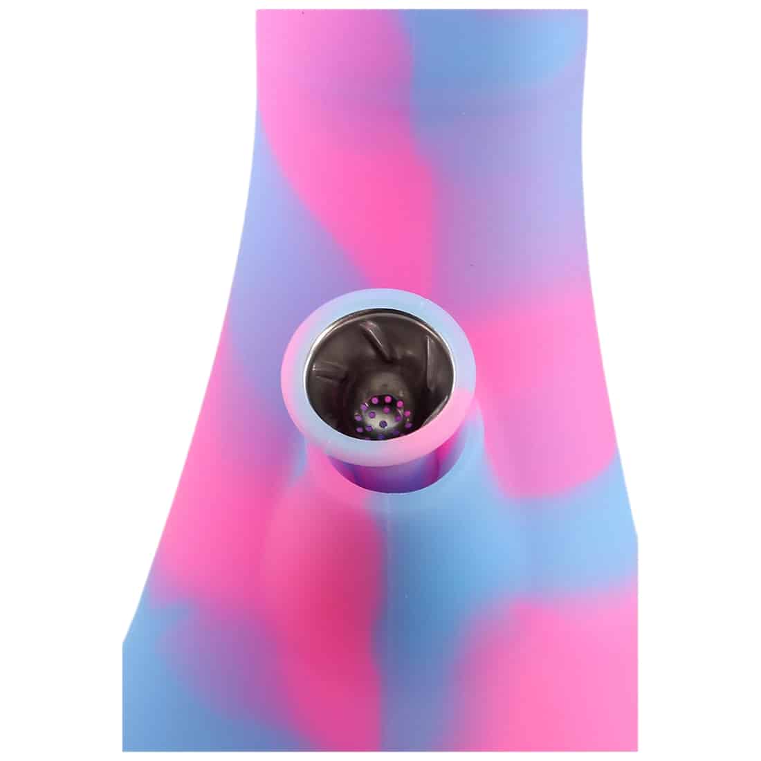 En stor, rund pølse med en glat, lyserød overflade pryder midten af kompositionen. Pølsen har en let skinnende tekstur, hvilket giver den et indbydende udseende. Omkring pølsen er der et farverigt mønster med blå og hvide nuancer, der skaber kontrast og liv. Det samlede udtryk er legende og festligt, med en tydelig fokus på de bløde farver.