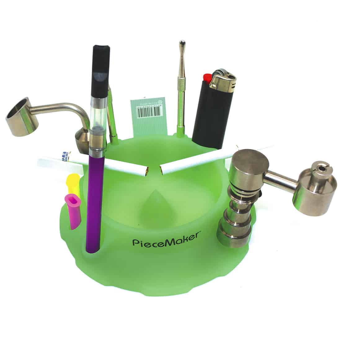 Kashèd tray er lavet af lyst træ med en glat, naturlig overflade, der fremhæver træets årer og struktur. Den har en rektangulær form med afrundede hjørner og en let hævet kant. Trayens farve er varm beige, og den præsenterer et minimalistisk design. Der ses en subtil tekstur, som tilføjer dybde til det enkle udtryk.