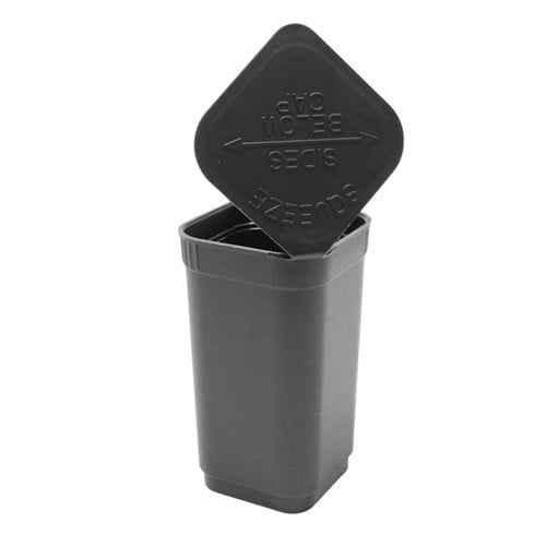 En sort, firkantet beholder med en glat overflade, prydet med en hvid, rund pop-top lukning. Beholderens materialer fremstår som plast, og den har en mat finish. Der er ingen synlige mønstre eller tekstuer, og størrelsen er kompakt, hvilket giver en praktisk og minimalistisk æstetik.