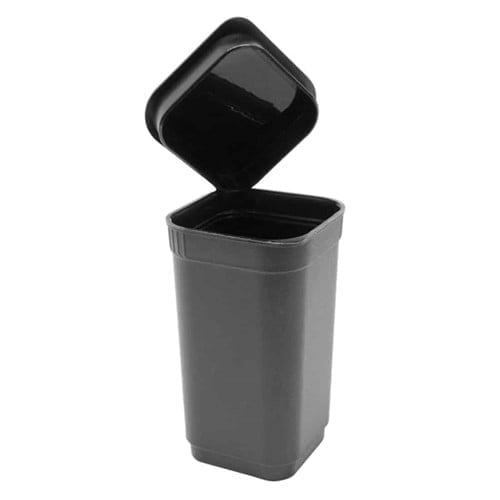 En firkantet, sort beholder præsenteres med en glat, mat overflade. Hjørnerne er let afrundede, og beholderens låg har en indvendig skruefunktion. På toppen findes en lille, rund udskæring, og der er en tydelig tekstur, som angiver produktets indhold. Den samlede form er kompakt og moderne, hvilket giver en minimalistisk æstetik.